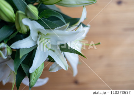 フローリングの上に置いてある豪華な百合の花 118278657