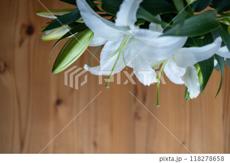 フローリングの上に置いてある豪華な百合の花 フローリングの上に置いてある豪華な百合の花 118278658