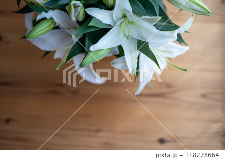 フローリングの上に置いてある豪華な百合の花 118278664