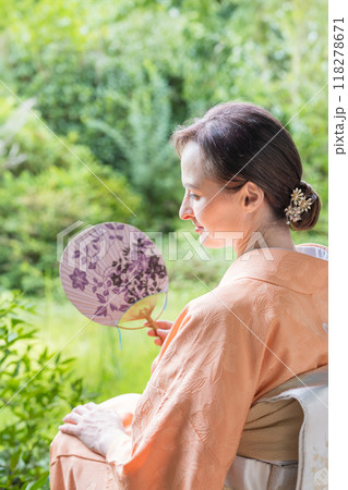 外国人女性　着物　インバウンドイメージ 118278671