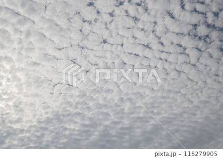 秋空に現れる巻積雲別名うろこ雲さば雲 118279905
