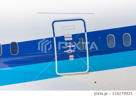飛行機の非常ドア 飛行機の非常ドア 118279925