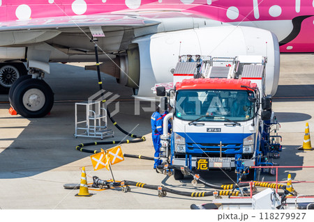 空港で働く車 飛行機の給油 空港で働く車 飛行機の給油 118279927
