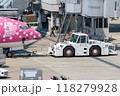 空港で働く車　飛行機のトーイングカー 118279928