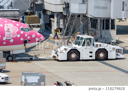 空港で働く車　飛行機のトーイングカー 118279928
