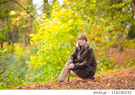 Beautiful woman in autumn park 118280242