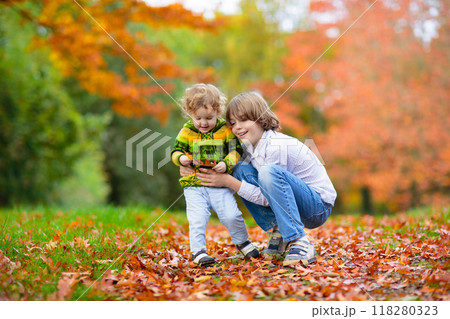 Kids playing in autumn park 118280323