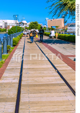 日本の横浜都市景観 9月。猛烈な暑さ続く。みなとみらいの汽車道などを望む＝7日 118280362