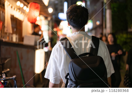 飲み屋街を歩く男性 118280368
