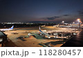 夜の伊丹空港と旅客機 118280457