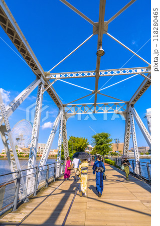 日本の横浜都市景観 9月。猛烈な暑さ続く。みなとみらいの汽車道などを望む＝7日 118280465