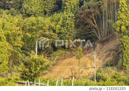 土砂崩れの風景、愛知県蒲郡市竹谷町大久古、日本 土砂崩れの風景、愛知県蒲郡市竹谷町大久古、日本 118281283