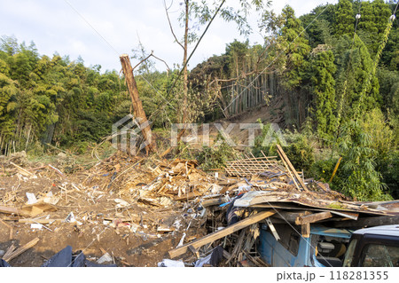 土砂崩れ瓦礫に埋まった車、愛知県蒲郡市竹谷町大久古、日本 118281355