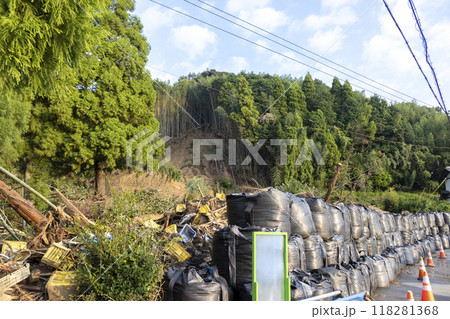 土砂崩れ現場と瓦礫、愛知県蒲郡市竹谷町大久古、日本 118281368