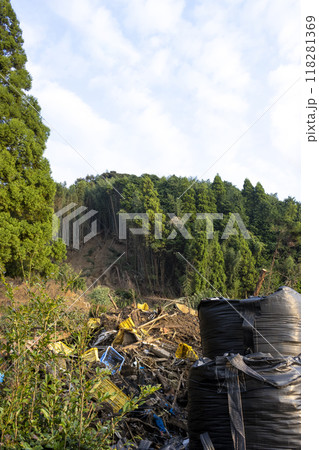 土砂崩れ現場と瓦礫、愛知県蒲郡市竹谷町大久古、日本 118281369