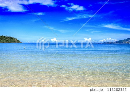 沖縄県、喜瀬ビーチと部瀬名岬方面の風景 118282525