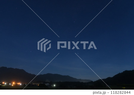 北杜市白州町、文月の夜明け前の空、西に傾く夏の大三角 北杜市白州町、文月の夜明け前の空、西に傾く夏の大三角 118282844