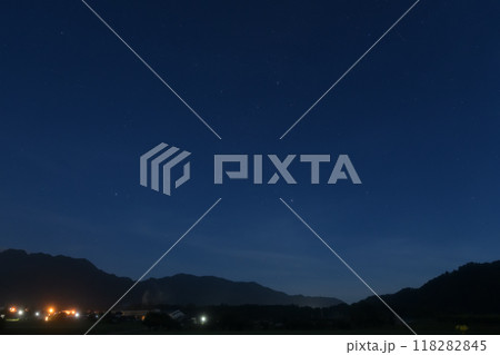 北杜市白州町、文月の夜明け前の空、西に傾く夏の大三角 北杜市白州町、文月の夜明け前の空、西に傾く夏の大三角 118282845