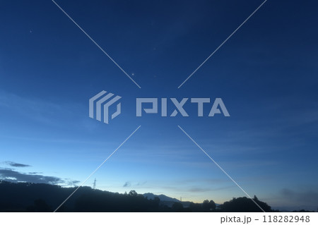 北杜市白州町、夜明けの空に昇って来た木星とおうし座アルデバラン 118282948