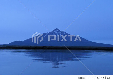 北海道礼文島で早朝の海面が穏やかな時に写した香深港から見た利尻富士と逆さ富士です 北海道礼文島で早朝の海面が穏やかな時に写した香深港から見た利尻富士と逆さ富士です 118283158