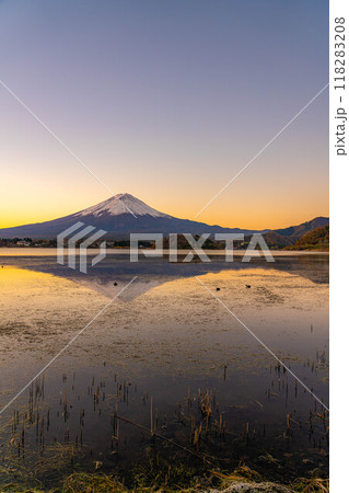 【富士山素材】冬の朝の河口湖から見た富士山【山梨県】 【富士山素材】冬の朝の河口湖から見た富士山【山梨県】 118283208