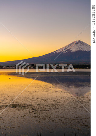 【富士山素材】冬の朝の河口湖から見た富士山【山梨県】 【富士山素材】冬の朝の河口湖から見た富士山【山梨県】 118283209