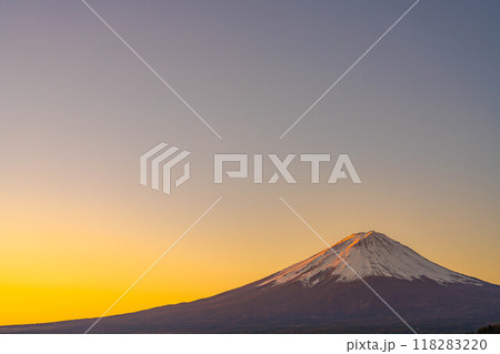 【富士山素材】冬の朝の河口湖から見た富士山【山梨県】 【富士山素材】冬の朝の河口湖から見た富士山【山梨県】 118283220