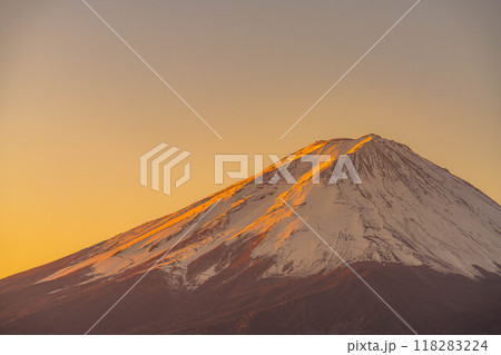 【富士山素材】冬の朝の河口湖から見た富士山【山梨県】 118283224