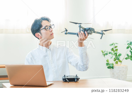 ドローン　パソコン　若い男性 118283249