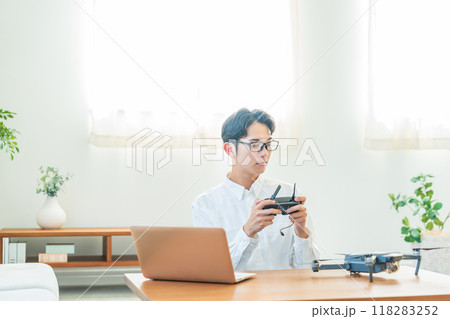 ドローン　パソコン　若い男性 118283252