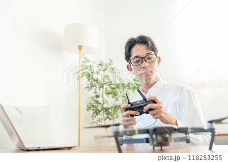 ドローン　パソコン　若い男性 118283255