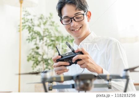 ドローンを操作する若い男性 ドローンを操作する若い男性 118283256