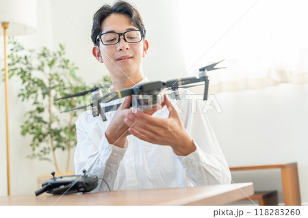 ドローンを操作する若い男性 118283260