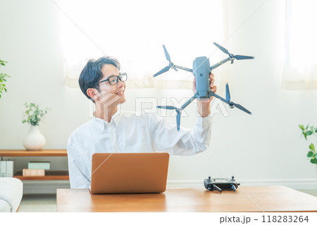 ドローン　パソコン　若い男性 118283264