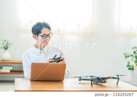 ドローン パソコン 若い男性 ドローン パソコン 若い男性 118283267