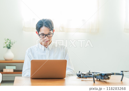 ドローン　パソコン　若い男性 118283268