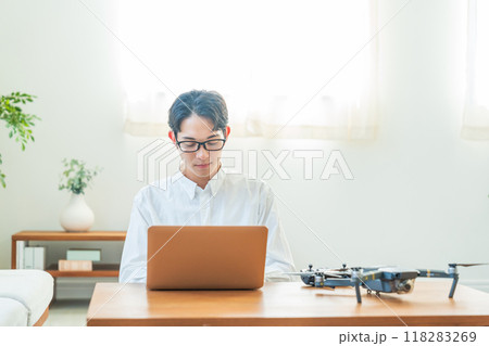 ドローン　パソコン　若い男性 118283269