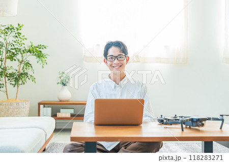 ドローン パソコン 若い男性 ドローン パソコン 若い男性 118283271