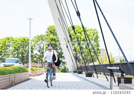 自転車に乗る若い男性 118283293