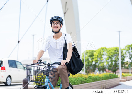 自転車に乗る男性 118283296