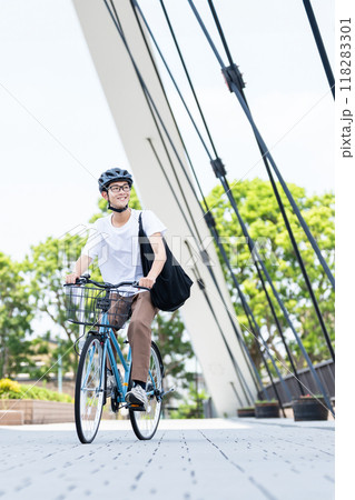 自転車に乗る男性 自転車に乗る男性 118283301