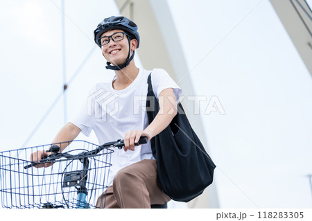 自転車に乗る男性 118283305