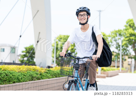 自転車に乗る男性 118283313