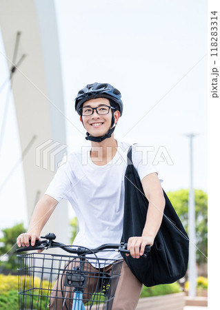 自転車に乗る男性 自転車に乗る男性 118283314