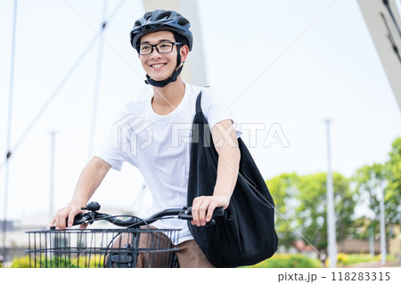 自転車に乗る男性 118283315