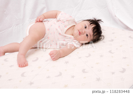 【寝ころんだ髪を結んだ赤ちゃん】 【寝ころんだ髪を結んだ赤ちゃん】 118283448