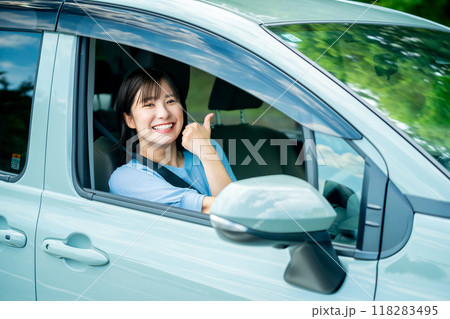 車を運転中の女性 ドライブに行く女性 車を運転中の女性 ドライブに行く女性 118283495