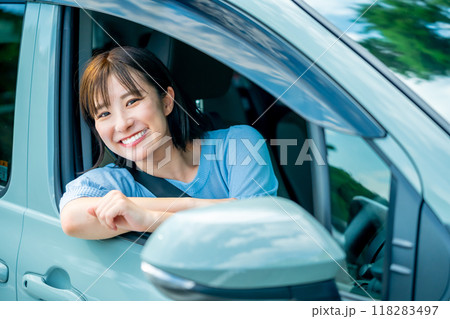 車を運転中の女性 ドライブに行く女性 車を運転中の女性 ドライブに行く女性 118283497