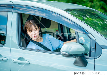 車を運転中の女性　ドライブに行く女性 118283499