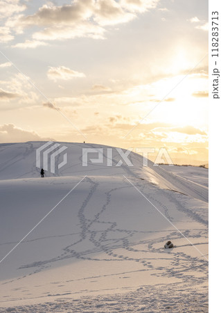 鳥取砂丘　夕陽の雪景色  118283713